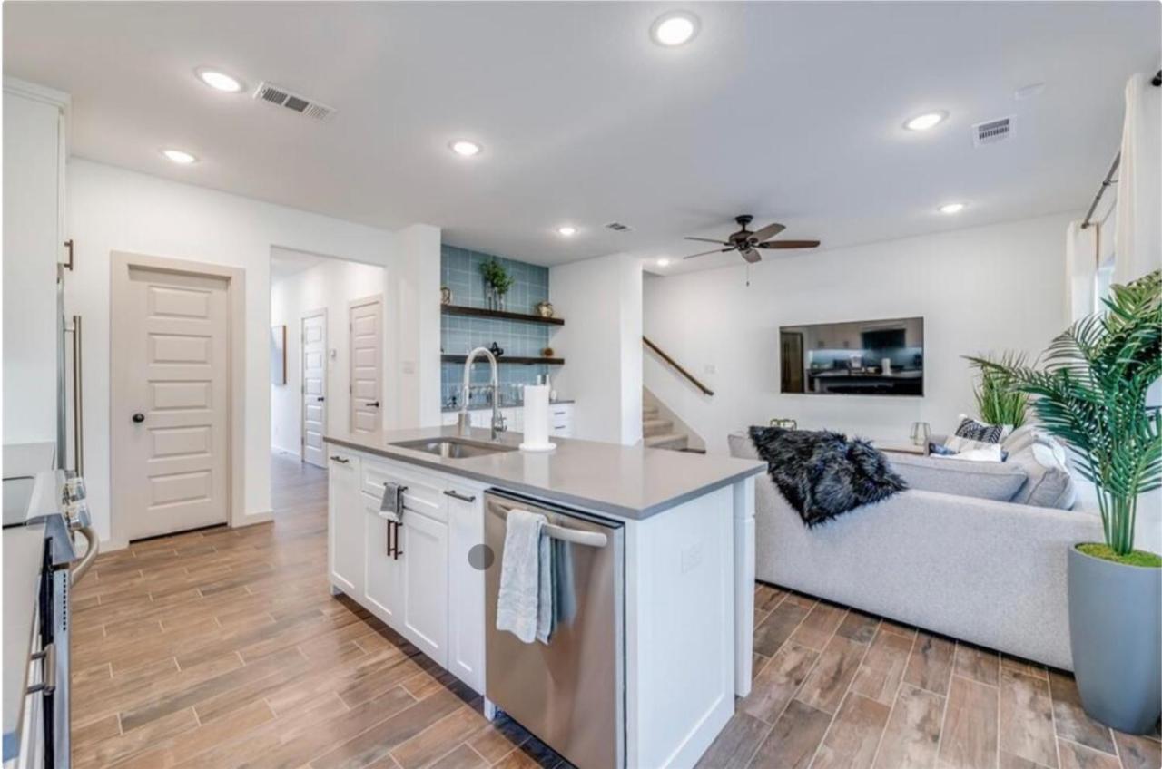 Stylish Townhome Near At&T Stadium, Globe Life, Six Flags & More Arlington Exterior foto